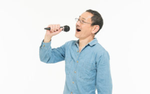 カラオケを歌う男性